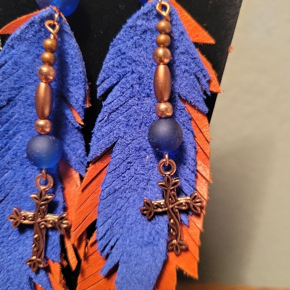 4 pairs of fish hook feather earrings - Picture 2 of 8